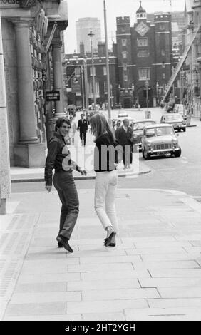 Life at the Top, 1965 film, in location filmata intorno all'edificio Economist a St James, Londra, SW1, domenica 25th luglio 1965. Il film è protagonista Laurence Harvey, che reprises il ruolo di Joe Lampton in un sequel del 1959 film Room at the Top. La nostra foto mostra .... Terence Stamp e Jean Shrimpton, che hanno incontrato Laurence Harvey per una chiacchierata durante una pausa nelle riprese. Foto Stock