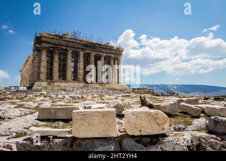 Vista del tempio del Partenone sull'Acropoli ateniana, Grecia, contro un cielo nuvoloso e soleggiato Foto Stock