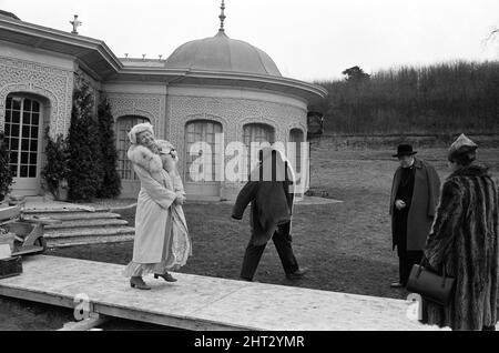 Sophia Loren durante le riprese di 'Lady L' a Castle Howard, dove gioca una donna di 80 anni. Raffigurato con il regista del film Peter Ustinov. 8th giugno 1965. Foto Stock