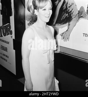 The Collector, 1965 film premiere al Columbia Theatre, Londra, mercoledì 13th ottobre 1965. La nostra foto mostra ... Julia Foster, attrice. Foto Stock