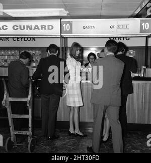 Il modello di punta Jean Shrimpton 'The Shrimp' e il suo ragazzo Terence Stamp volarono a San Francisco e Sydney. Il signor Stamp, macerato, non era propenso a spiegare perché lui e la signorina Shrimpton viaggiavano in America e in Australia. Il francobollo indossava un abito in velluto blu di mezzanotte e una camicia a collo aperto, e la signorina Shrimpton indossava un cappotto corto a forma di assegno biancastro. 26th ottobre 1965. Foto Stock