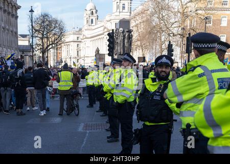 Londra, Regno Unito, 26th Feb, 2022, i manifestanti della guerra drapponati alle bandiere ucraine facevano parte di centinaia di persone radunate lungo Whitehall in un rally e in una dimostrazione Foto Stock