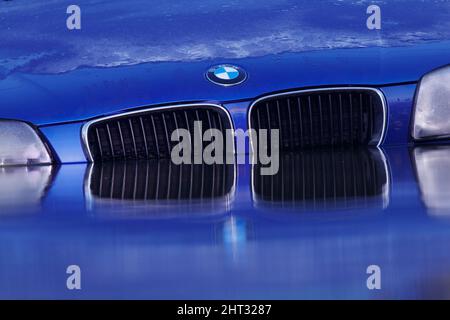 Riflessioni di una BMW sommerse in acqua su Newton Lane vicino Castleford, West Yorkshire, dopo Storm Franklin ha portato alluvione in molte parti del Regno Unito Foto Stock