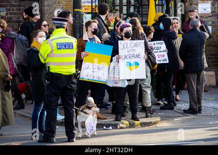 Londra, Regno Unito. 26th Feb 2022. Dimostrazione anti-guerra dei londinesi ucraini all'Ambasciata russa. La polizia metropolitana partecipa alla manifestazione anti-guerra degli ucraini fuori dall'Ambasciata russa, Notting Hill Gate. Hanno partecipato ucraini, latviani, simpatizzanti e Neil Horan. Credit: Peter Hogan/Alamy Live News Foto Stock