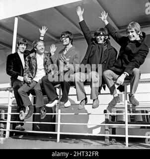 Il gruppo Manfred Mann raffigurato sulla nave Chusan prima di navigare da Southampton. I passeggeri saranno intrattenere e si esibiranno in concerti presso i vari porti di Call. Da sinistra a destra Klaus Voorman, Mike Hogg, Manfred Mann, Tom McGuiness e Mike D'Abo. 5th novembre 1966 Foto Stock