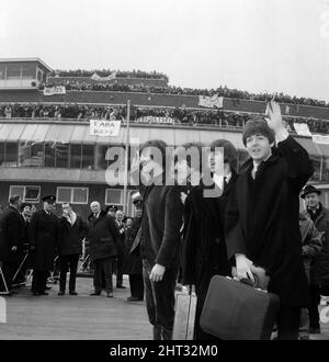 I Beatles volano - a lacrime 22nd febbraio 1965. "Torna presto, ti amiamo" gridato alle ragazze mentre John, Paul, George e Ringo si imbarcarono su un jet liner Boeing 707 all'aeroporto di Londra. I fan, più di 1.400, hanno cantato i messaggi del fairwell ai brani dei Beatles hit records mentre l'aereo si alzava dalla pista, legato alle soleggiate Bahamas, dove i Beatles devono fare il loro secondo film, Aiuto! Foto Stock