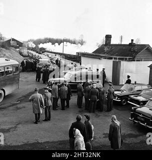 Nell'Oxfordshire viene effettuata una prova completa dei funerali di Sir Winston Churchill. La scena alla stazione di Hanborough, gli abitanti del villaggio guardano i pallbearers dalle Guardie irlandesi posizionare la bara nel cuore del motore. Schierati sullo sfondo ci sono dieci Roll Royce auto che porterà i cordoglio il viaggio di due miglia a Bladon Churchyard per l'intermento. 28th gennaio 1965. Foto Stock