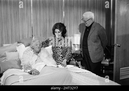 Sul set di "A Countess from Hong Kong", il nuovo film di Charlie Chaplin, Miss Margaret Rutherford ha un ruolo cameo come passeggero di mare la cui cabina è errata per la cabina di Miss Sophia Loren. Nella foto, sul set, (da sinistra a destra) Margaret Rutherford, Sophia Loren e Charlie Chaplin. 23rd marzo 1966. Foto Stock