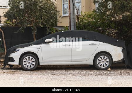 Side, Turchia - 25 gennaio 2022: Fiat Egea bianca è parcheggiata sulla strada in una giornata calda Foto Stock