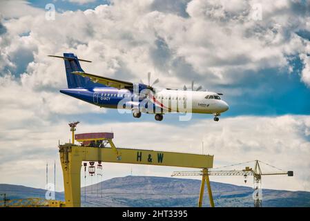 Eastern Airways ATR 72-600 G-IACY arrivo Belfast City Airport, Irlanda del Nord. Foto Stock