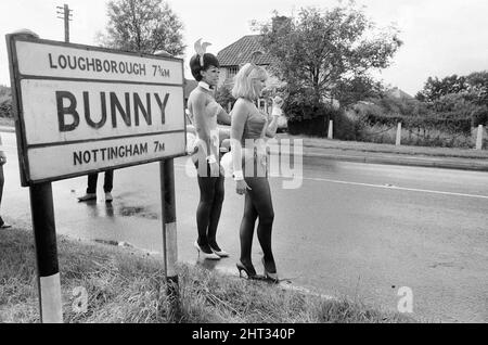 Bunny Girls del Playboy Club di Londra visitano Bunny, un villaggio e parrocchia civile nel distretto di Rushcliffe di Nottinghamshire, Inghilterra, 4th agosto 1966. Foto Stock