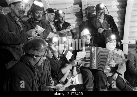 Servizio carol da minatori 600 piedi giù. Nel canto dei Caroli di Natale si elevano una fisarmonica e voci minatrici. Wath Main Colliery, vicino a Mexborough, South Yorkshire. 23rd dicembre 1966. Foto Stock