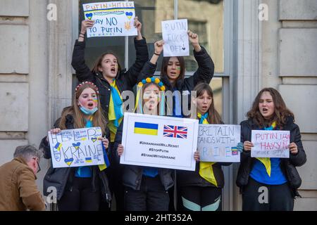 Londra, Inghilterra, Regno Unito. 26th Feb 2022. Migliaia di persone protestano contro l'invasione russa dell'Ucraina al di fuori di Downing Street. (Credit Image: © Tayfun Salci/ZUMA Press Wire) Foto Stock