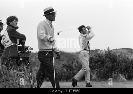 Campionati del mondo di golf di Carling a Birkdale. Il golfista irlandese Tony Jacklin guida fuori dal 10th con il golfista portoricano Juan Antonio ' Chi Chi ' Rodriguez guardando in primo piano. 30th agosto 1966. Foto Stock