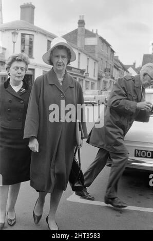 REG Calvert Murder causa 1966. La procedura di committal è stata aperta (oggi) nel caso contro il maggiore Oliver Smedley (54), che è accusato dell'assassinio del capo "pirata pop" Reg Calvert. Si sosteneva che il signor Calvert fosse stato ucciso e ucciso nella casa del signor Smedley a Wendens Ambo vicino a Saffron Walden (21st giugno) Reg Calvert era il capo della stazione radio dei pirati rivali radio City e direttore del gruppo pop fortune. In seguito fu assolto dall'omicidio per autodifesa. Spettacoli di foto: Miss Dorothy 'kitty' Black arrivando a corte a Saffron Walden Essex. 18th luglio 1966. Foto Stock