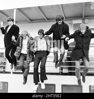 Il gruppo Manfred Mann raffigurato sulla nave Chusan prima di navigare da Southampton. I passeggeri saranno intrattenere e si esibiranno in concerti presso i vari porti di Call. Da sinistra a destra Klaus Voorman, Mike Hogg, Manfred Mann, Tom McGuiness e Mike D'Abo. 5th novembre 1966 Foto Stock