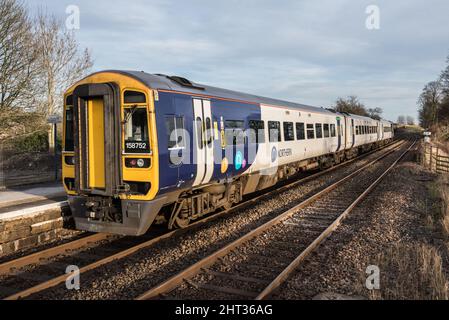 Diesel 158752 treno a tre auto del nord che passa attraverso Long Preston nel North Yorkshire il 26th febbraio 2022 Foto Stock