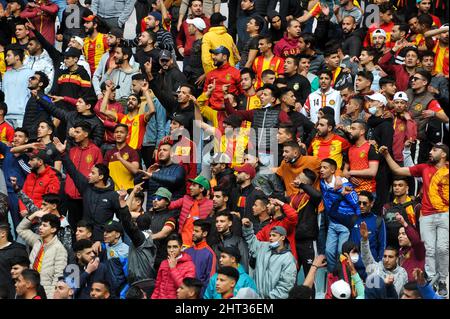 Tunisi, Tunisia. 26th Feb 2022. Tunisi, Tunisia. Febbraio 26, 2022. Le squadre di calcio Esperance Sportive de Tunis (EST) e Ã© votoile Sportive du Sahel (ESS) si confrontano allo stadio Rades di Tunisi durante una partita per la CAF African Champions League nella capitale tunisina (Credit Image: © Hasan Mrad/IMAGESLIVE via ZUMA Press Wire) Foto Stock