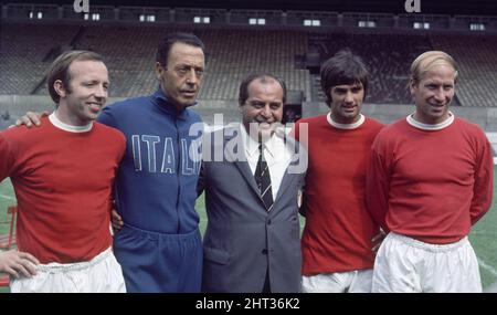 I calciatori del Manchester United da sinistra a destra: Nobby Stiles, George Best e Bobby Charlton posano con l'agente italiano Gigi Peronace a Old Trafford. Circa 1966. Foto Stock