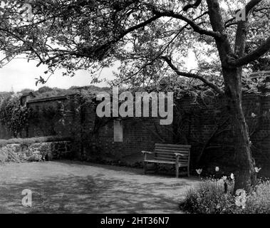 Il muro costruito da Sir Winston Churchill che circondava il giardino della cucina di Chartwell House.The muro di mattoni che incorpora una placca che commemora l'abilità di Sir Winston come muratore è stato costruito tra il 1925 e il 1932. 20th maggio 1966. Foto Stock