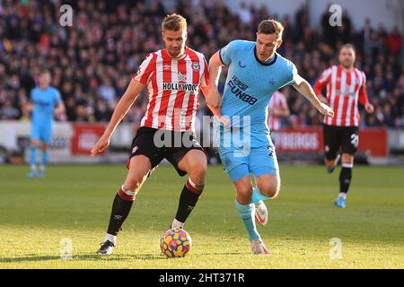 Londra, Regno Unito. 26th Feb 2022. Kristoffer Ajer di Brentford (L) detiene il Chris Wood di Newcastle United (R). Partita della Premier League, Brentford contro Newcastle Utd al Brentford Community Stadium di Brentford, Londra, sabato 26th febbraio 2022. Questa immagine può essere utilizzata solo per scopi editoriali. Solo per uso editoriale, licenza richiesta per uso commerciale. Nessun uso in scommesse, giochi o un singolo club/campionato/player pubblicazioni. pic di Steffan Bowen/Andrew Orchard sport fotografia/Alamy Live news credito: Andrew Orchard sport fotografia/Alamy Live News Foto Stock