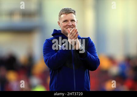 Londra, Regno Unito. 26th Feb 2022. Eddie Howe, United Manager di Newcastle, celebra la vittoria delle sue squadre dopo la partita. Partita della Premier League, Brentford contro Newcastle Utd al Brentford Community Stadium di Brentford, Londra, sabato 26th febbraio 2022. Questa immagine può essere utilizzata solo per scopi editoriali. Solo per uso editoriale, licenza richiesta per uso commerciale. Nessun uso in scommesse, giochi o un singolo club/campionato/player pubblicazioni. pic di Steffan Bowen/Andrew Orchard sport fotografia/Alamy Live news credito: Andrew Orchard sport fotografia/Alamy Live News Foto Stock