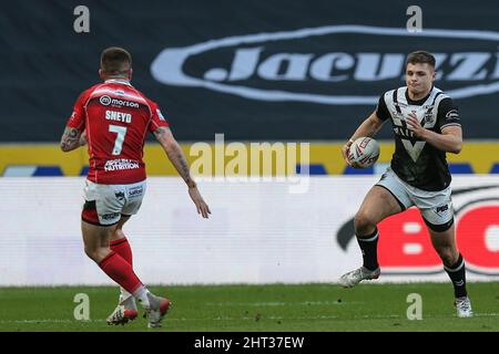 Cameron Scott (24) di Hull FC corre a Marc Sneyd (7) di Salford Red Devils in, il 2/26/2022. (Foto di David Greaves/News Images/Sipa USA) Credit: Sipa USA/Alamy Live News Foto Stock