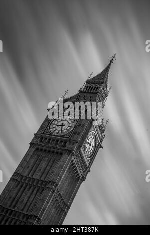 Verticale, scala di grigi della torre dell'orologio Big ben, Londra, Regno Unito Foto Stock