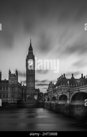 Scala di grigi, scatto verticale della torre dell'orologio Big ben a Londra, Regno Unito Foto Stock