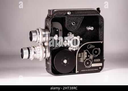Primo piano di una videocamera Meopta A8lla Vintage 16mm mostrata con la custodia aperta Foto Stock