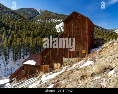 Storica città fantasma mineraria della struttura in legno di Bayhorse in collina Foto Stock