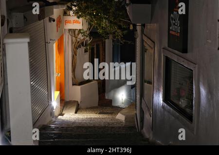 Santorini, Grecia - 9 maggio 2021 : un vicolo vuoto con negozi chiusi nel centro di Fira Santorini Foto Stock