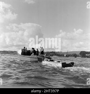 La ricerca della barca da diporto mancante Darlwyne che affondò il 31st luglio 1966. Il tragico naufragio del Darlwyne ha portato alla perdita di 31 vite e il relitto della barca non è mai stato trovato. I corpi di solo 12 delle 31 persone a bordo sono stati recuperati. Nella foto, il Porto lancia con ufficiali di polizia che trainano il gommone della riva mancante di Darlwyne. 1st agosto 1966. Foto Stock