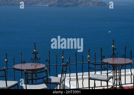 La vista era fantastica da una terrazza con tavoli e sedie sul Mar Egeo di Santorini Foto Stock