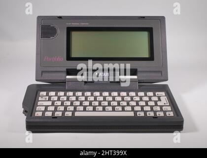 Primo piano di un computer Atari Portfolio Palmtop del 1989 come usato in Terminator 2 da John Connor Foto Stock