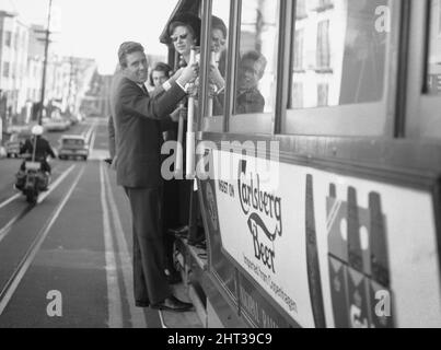 La principessa Margaret e Lord Snowdon fanno un giro in tram a San Francisco durante la loro visita in America, 7th novembre 1965. Foto Stock