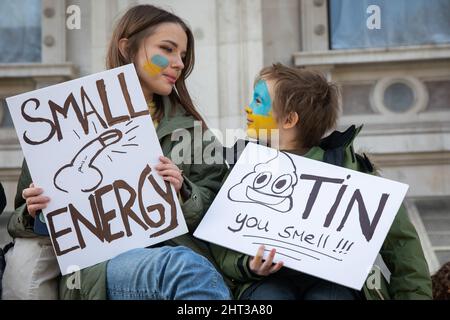 Londra, UK, 26th Feb 2022 Lucien e sua madre Veronica a Whitehall dove migliaia di ucraini e sostenitori dell'Ucraina si sono riuniti per protestare contro il recente attacco della Russia all'Ucraina. Foto Stock