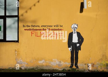 "In futuro tutti saranno girati 24/7", sbarrato "famoso in tutto il mondo per 15 minuti". Arte di strada futuristica a Tallinn by Plan B. Foto Stock