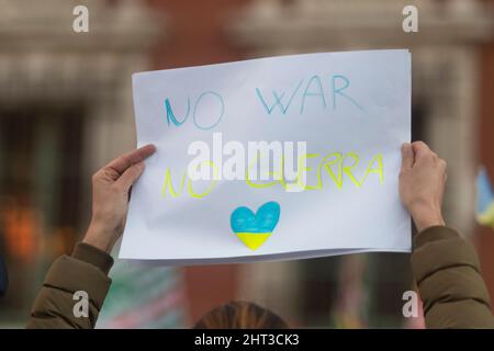 Massa, Italia - 26 febbraio 2022 - Una donna mostra un segno di No War in inglese e italiano in una manifestazione contro l'invasione dell'Ucraina Foto Stock