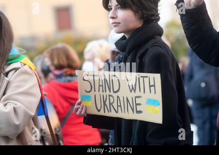 Massa, Italia - 26 febbraio 2022 - Girl mostra un segno con l'iscrizione Stand with Ucraina Foto Stock