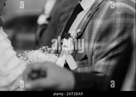 Boutonniere sulla giacca dello sposo. Fiorire sulla giacca di un uomo Foto Stock