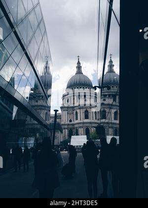 Cattedrale di St. Paul a Londra, vista tra edifici con pareti di vetro Foto Stock