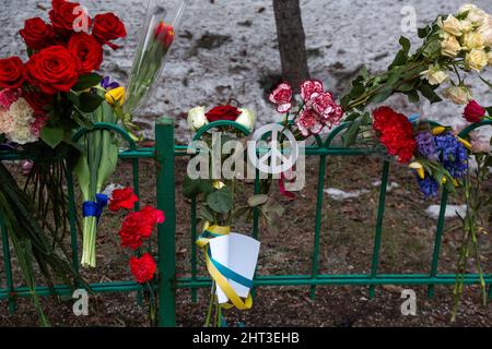 Mosca, Russia. 24th febbraio, 2022 russi posano fiori, giocattoli e banconote fuori dall'Ambasciata Ucraina, nel centro di Mosca, in Russia. Credit: Nikolay Vinokurov/Alamy Live News Foto Stock