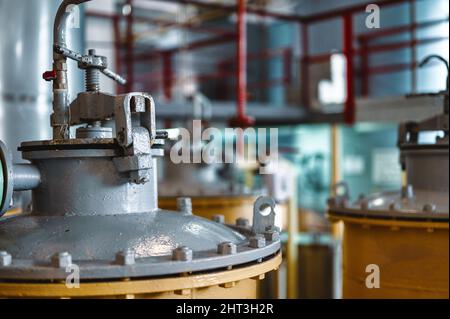 Moderne colonne filtranti in sabbia e carbone con pipeline rosse Foto Stock