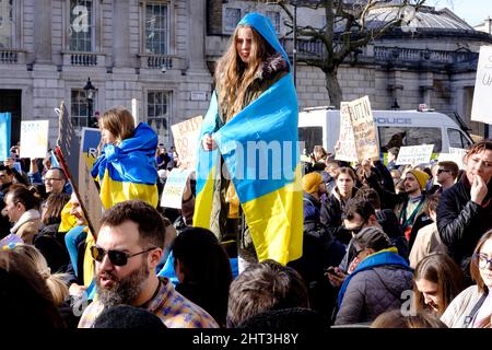 26th febbraio 2022: Cittadini ucraini e sostenitori pro-Ucraina si radunano a Whitehall per protestare contro l'invasione russa dell'Ucraina. Londra, Regno Unito Foto Stock