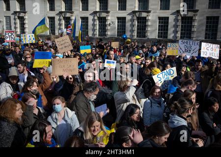 Londra, Regno Unito, 26th febbraio 2022 migliaia di persone si sono riunite a Whitehall per protestare contro il recente attacco della Russia all'Ucraina. Foto Stock