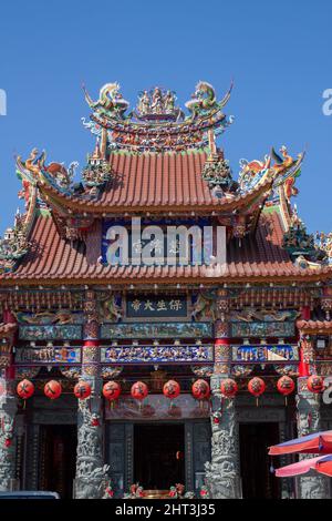 Tempio di Zuoying Ciji (CIH Ji Palace) in onore di Baosheng Dadi di fronte al Drago e Tiger Pagodas su Loto Pond, Kaohsiung, Taiwan Foto Stock