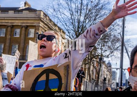 26th febbraio 2022: Cittadini ucraini e sostenitori pro-Ucraina si radunano a Whitehall per protestare contro l'invasione russa dell'Ucraina. Londra, Regno Unito Foto Stock