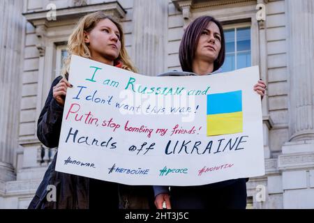 26th febbraio 2022: Cittadini ucraini e sostenitori pro-Ucraina si radunano a Whitehall per protestare contro l'invasione russa dell'Ucraina. Londra, Regno Unito. Nella foto: I cittadini russi nel Regno Unito dimostrano la loro opposizione all’invasione dell’Ucraina da parte delle forze russe su ordine del Presidente Putin. Foto Stock