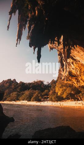 grotta sulla spiaggia di Ton Sai Krabi Thailandia Foto Stock